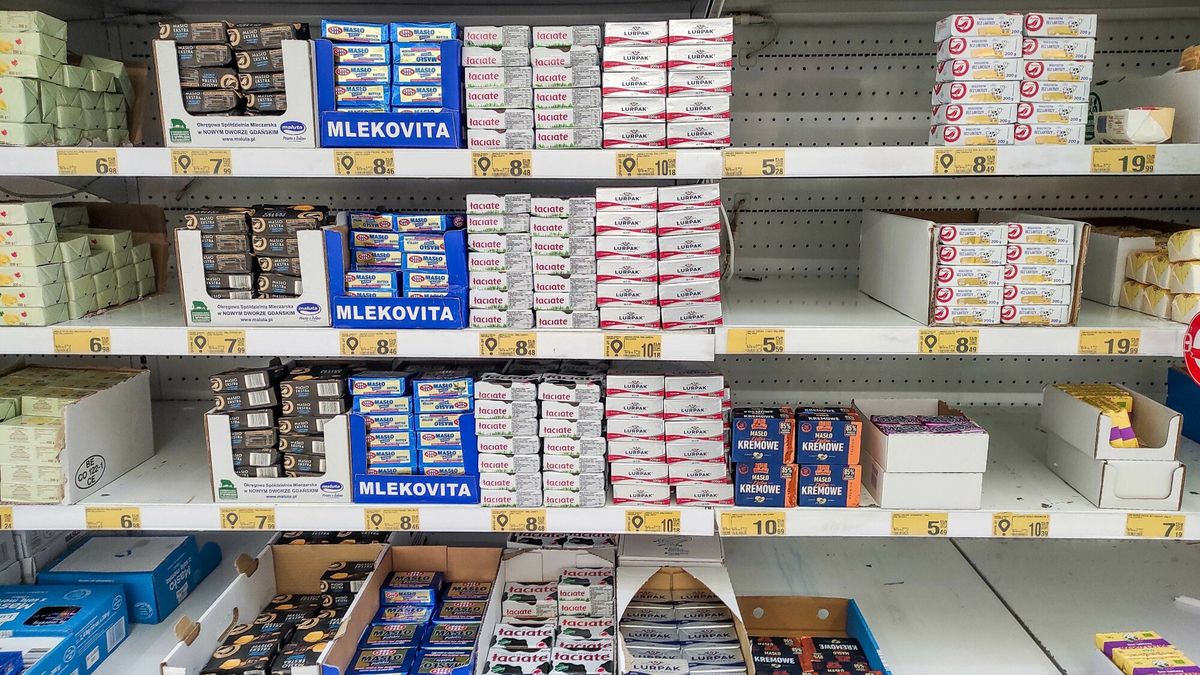 Na zdjęciu kostki masła w lodówce Kauflandu