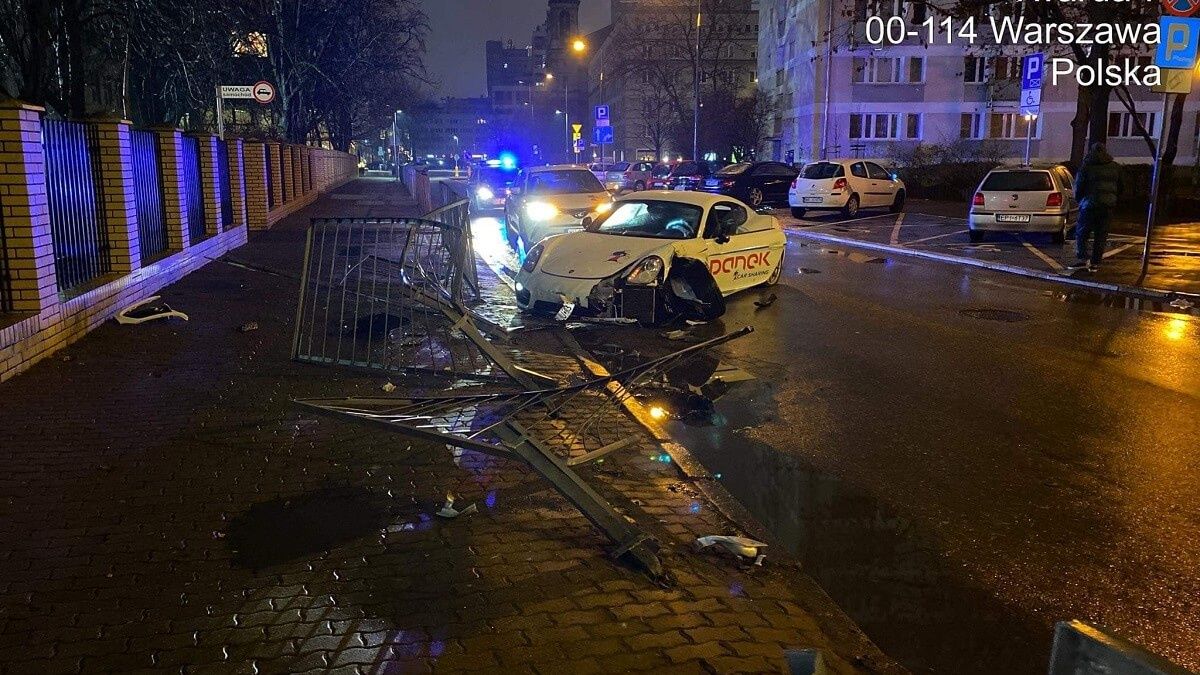 Porsche Cayman z Panek Carsharing rozbite