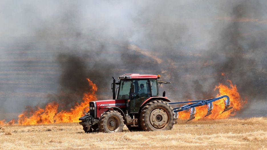 Fire spreading from agricultural land to forest area in Turkiye's Kirklareli extinguished
KIRKLARELI, TURKIYE - JULY 03: A farmer tries to fight the fire with his tractor as flames and smoke rise from the fire that started in the agricultural land and spread to the forest area while firefighters, Turkish General Directorate of Forestry and AFAD teams extinguished against the fire in Pinarhisar district of Kirklareli, Turkiye on July 03, 2025. Ozgun Tiran / Anadolu/ABACAPRESS.COM 
Dostawca: PAP/Abaca
AA/ABACA
Firefighter, Firefighters, Fireman, Firemen, fire