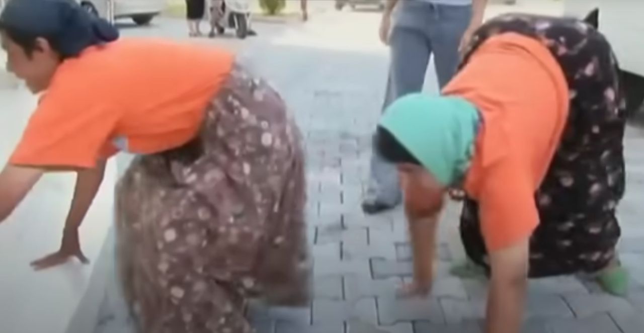 Rodzina z Turcji chodzi na czworaka. Nauka bezradna. "Człowiek powrócił do zachowań zwierzęcych"