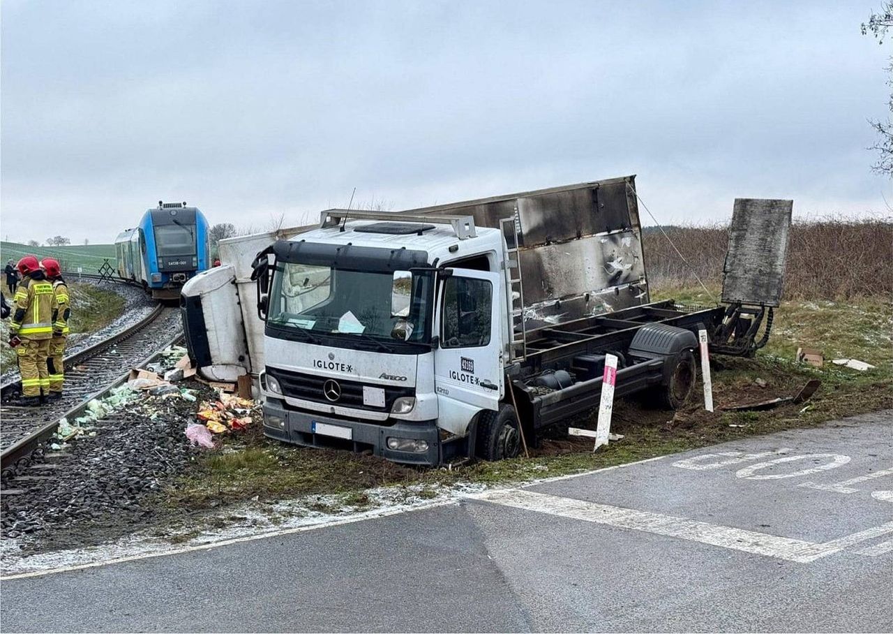 Wypadek na przejeździe kolejowym. Pociąg uderzył w ciężarówkę