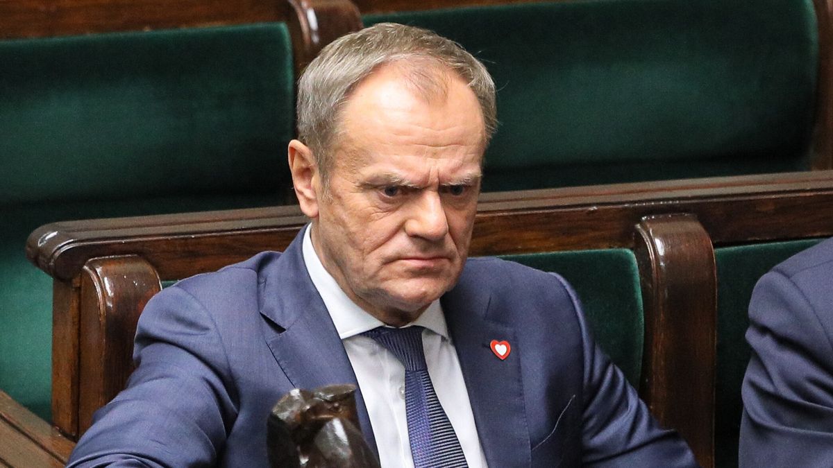 Warszawa, 21.12.2023. Premier Donald Tusk (L), wicepremier, minister obrony narodowej Władysław Kosiniak-Kamysz (P) na sali obrad Sejmu w Warszawie, 21 bm. Sejm wybierze skład Komisji Śledczej do zbadania legalności, prawidłowości oraz celowości działań, a także występowania nadużyć, zaniedbań i zaniechań w zakresie legalizacji pobytu cudzoziemców na terytorium Rzeczypospolitej Polskiej w okresie od dnia 12 listopada 2019 r. do dnia 20 listopada 2023 r. (ad) PAP/Paweł Supernak