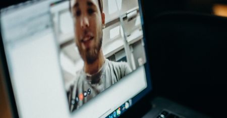 Zoom będzie miał kolejnego konkurenta. Za nowym rozwiązaniem stoi najbogatszy człowiek w Indiach