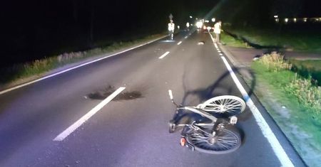 Śmiertelne potrącenie pieszego. Mężczyzna z rowerem przed północą stał na środku drogi