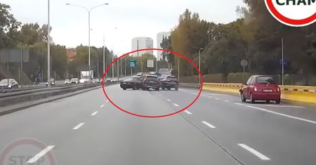 Niebezpieczny wypadek w stolicy. Uszkodzone trzy samochody