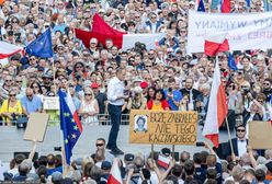 Zwrot ws. plakatu z wiecu Tuska. "Tania prowokacja PiS"