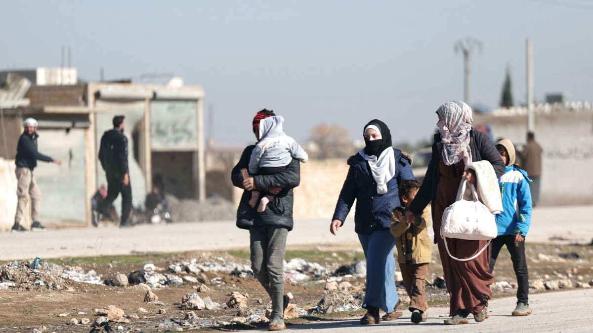 Po wydaniu nakazu ewakuacji cywile opuszczają obszary.