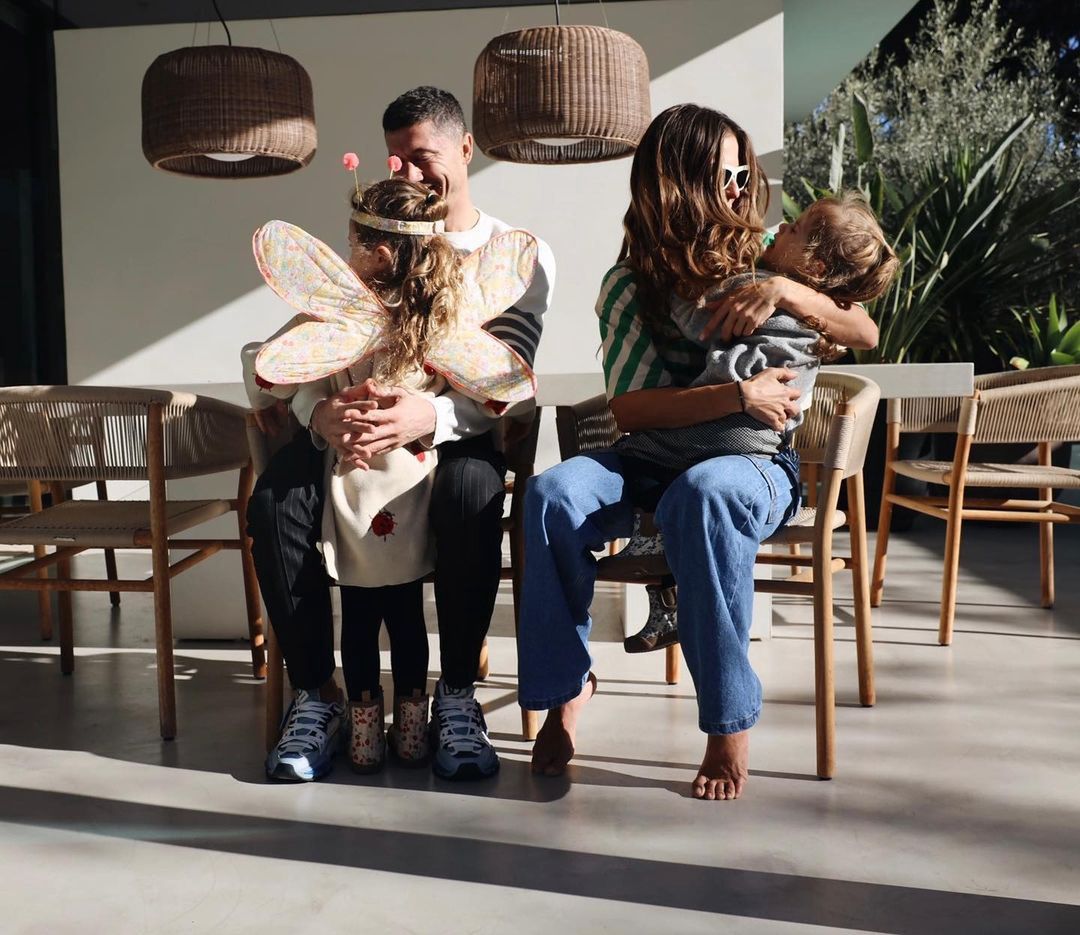 Anna i Robert Lewandowscy z córkami