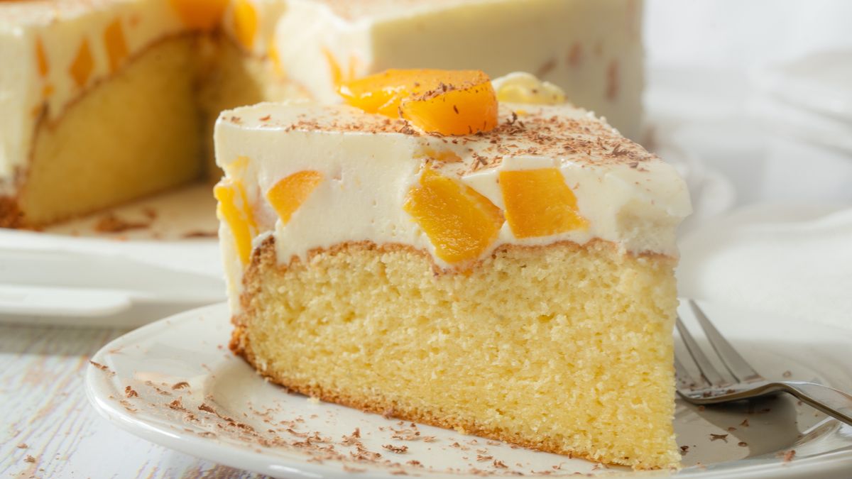 Biszkopt z kremem śmietanowym i brzoskwiniami