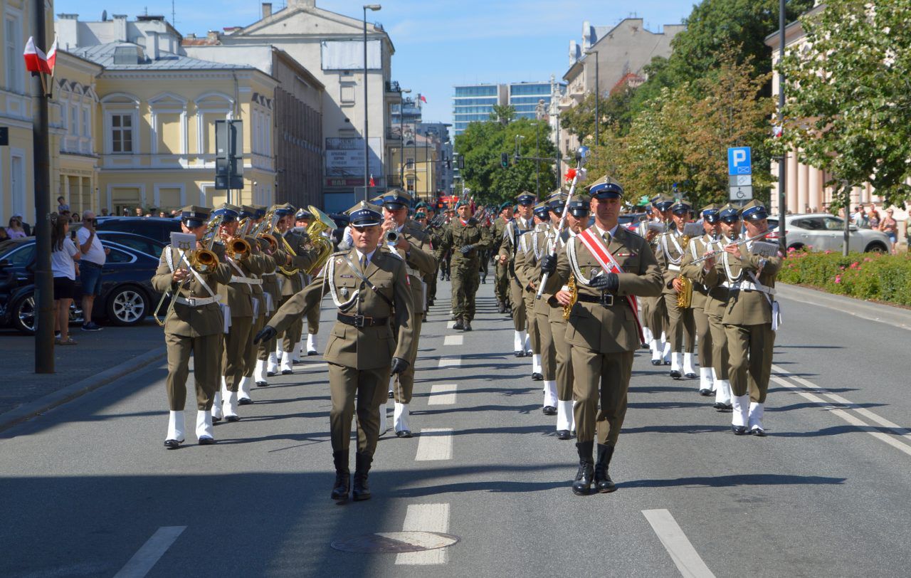 Lublin: Przemarsz kompanii honorowych z okazji Święta Wojska Polskiego
