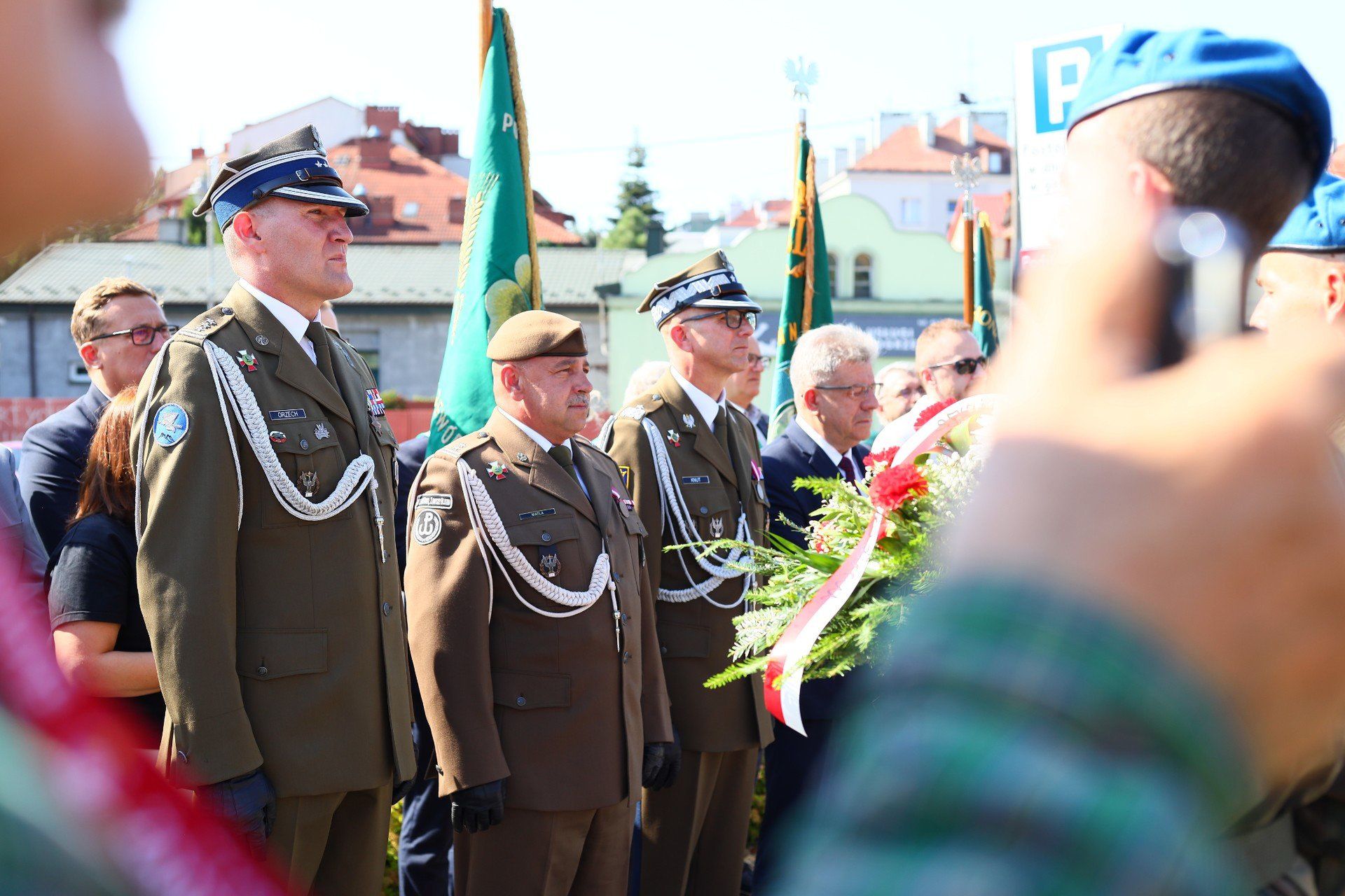 Delegacje złożyły kwiaty i znicze z okazji Święta Wojska Polskiego pod Pomnikiem Wincentego Witosa