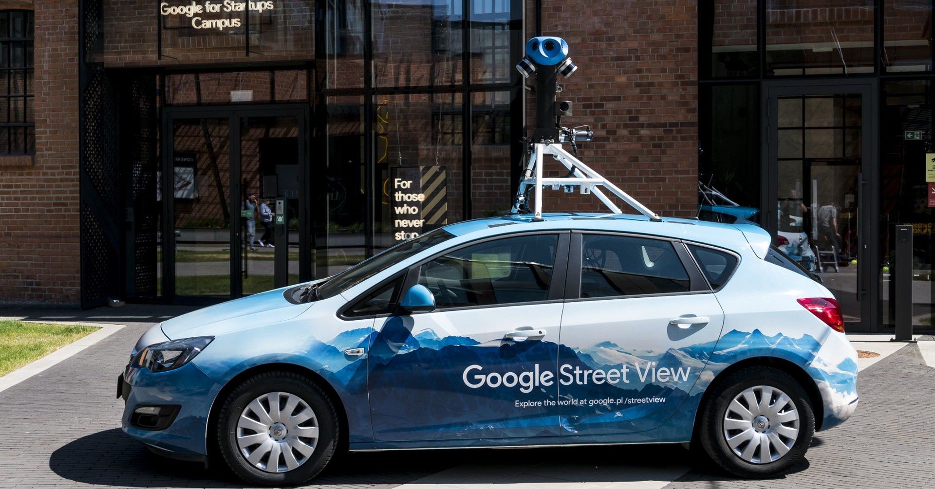 Samochody robiące zdjęcia dla Google mają na dachu charakterystyczną kamerką 360 stopni. W tym roku pojawią się w ponad 100 miastach w Polsce. Zobacz w galerii zdjęcia z kujawsko-pomorskich miast wykonane podczas poprzednich objazdów