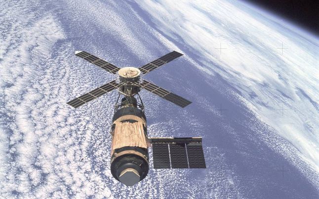Pożegnalne zdjęcie Skylabu zrobione przez ostatnią załoge po opuszczeniu stacji (Fot. HQ.NASA.gov)