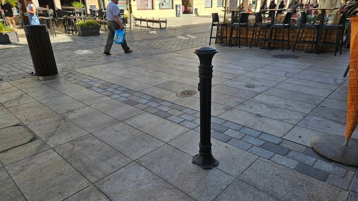 Metalowy słupek typu Lublin na deptaku