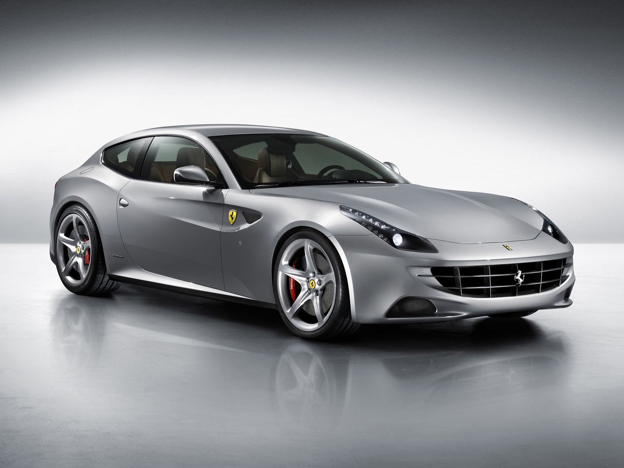 Ferrari FF to samochód niezwykły nie tylko ze względu na zastosowanie w nim wolnossącej jednostki napędowej. To także jeden z nielicznych przedstawicieli gatunku shooting brake. Pod maską tego wyposażonego w napęd na cztery koła Ferrari pracuje 6,3-litrowe V12 o mocy 660 KM.