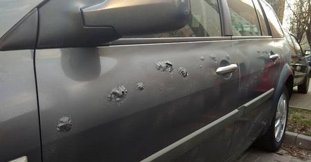 Ktoś oblał samochód żrącą substancją na Czechowie. Policja szuka sprawcy