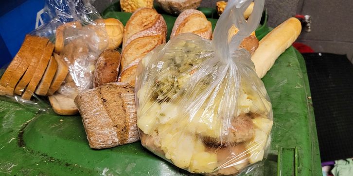 Chleb i obiad na kuble w śmietniku. Brakuje tylko karteczki "smacznego" [OPINIA]