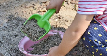 4-latek przyszedł do sklepu. Matka doglądała go przez okno