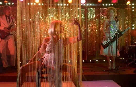Kinga Preis i Magdalena Cielecka w filmie "Córki dancingu"