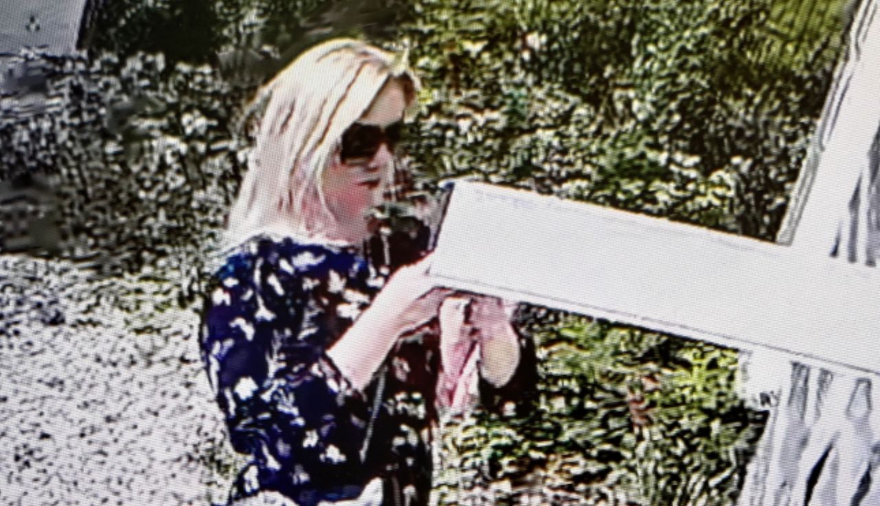 Przyłapana przy paczkomacie. Policja pokazała jej twarz