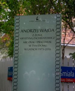 Warszawa. Odsłonięto tablicę upamiętniającą Andrzeja Wajdę