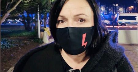 Strajk Kobiet. Dantejskie sceny pod TVP. Zobacz, co zrobił policjant