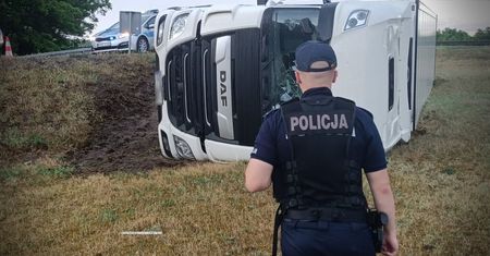 Wylądował ciężarówką na boku. Sam ledwie stał na nogach