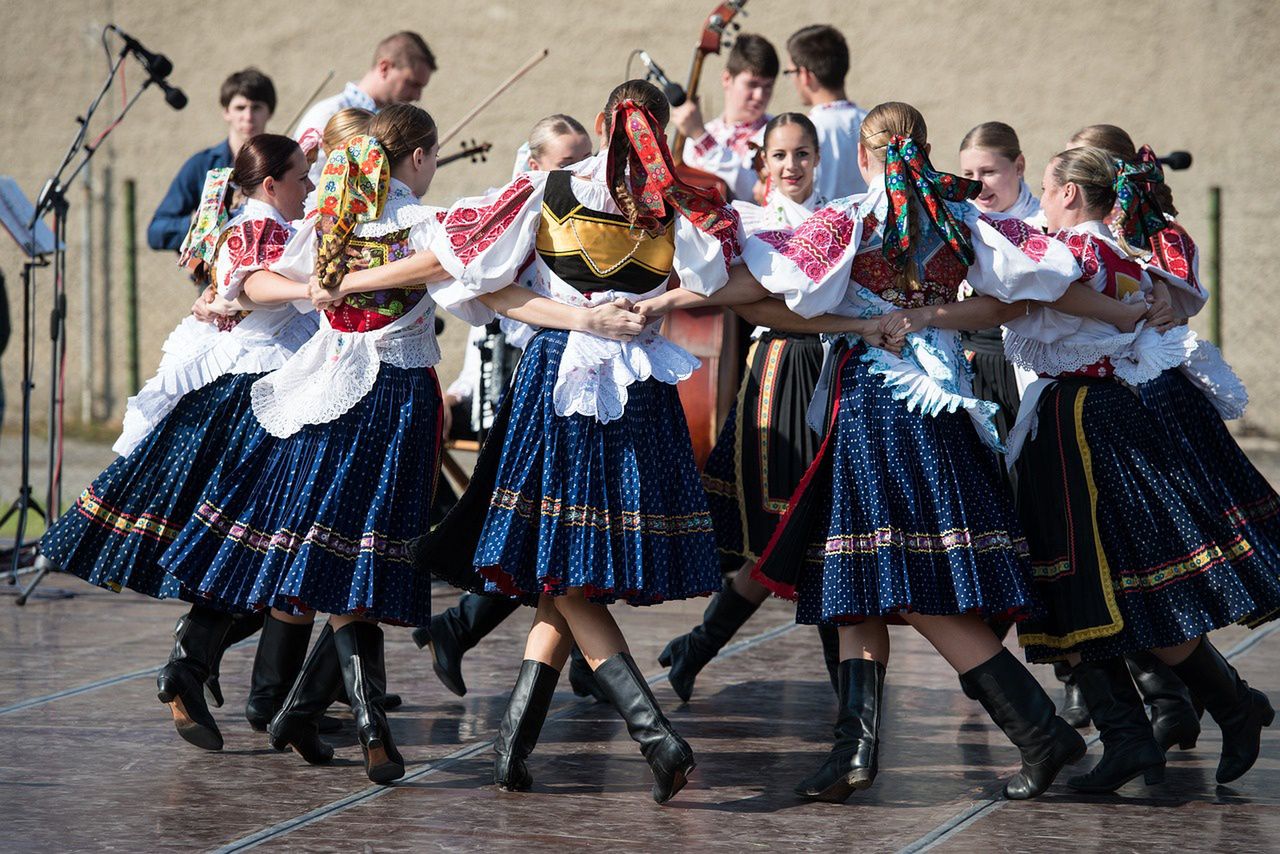 Ilustracja folklorystycznych tańców ludowych.

