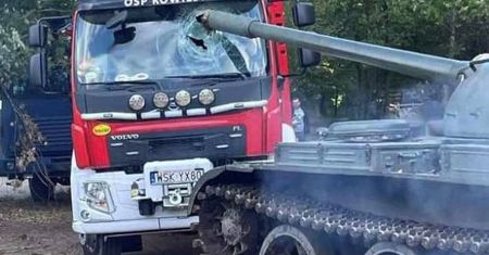 Czołg zderzył się z wozem strażackim. Obok trwał piknik z kandydatem PiS.