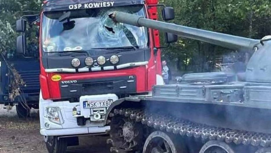 Czołg wjechał w wóz strażacki z OSP Kowiesy