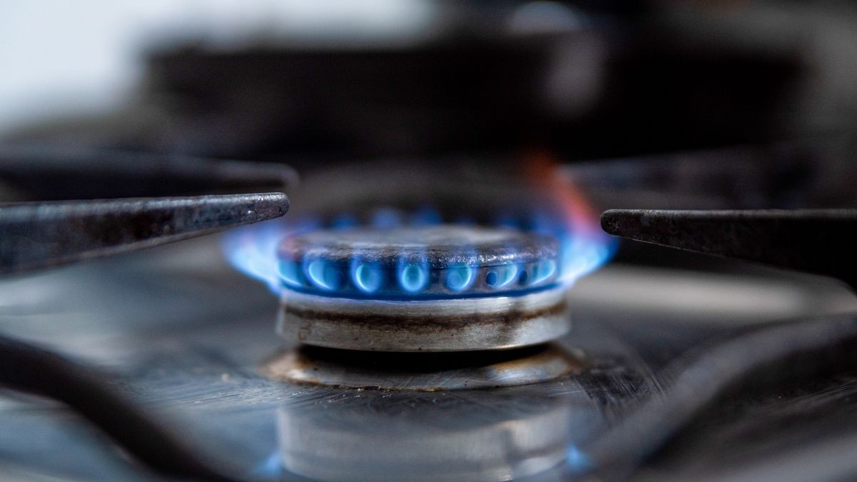 BARCELONA, SPAIN - 2022/10/08: A gas stove lets off a blue flame inside a household kitchen in Barcelona. Due to Russia's invasion of Ukraine gas prices have reached record highs in 2022, causing inflation and soaring prices for a number of products. The energy crisis has forced some governments in Europe to take measures to curb prices and help consumers pay the bills. (Photo by Davide Bonaldo/SOPA Images/LightRocket via Getty Images)