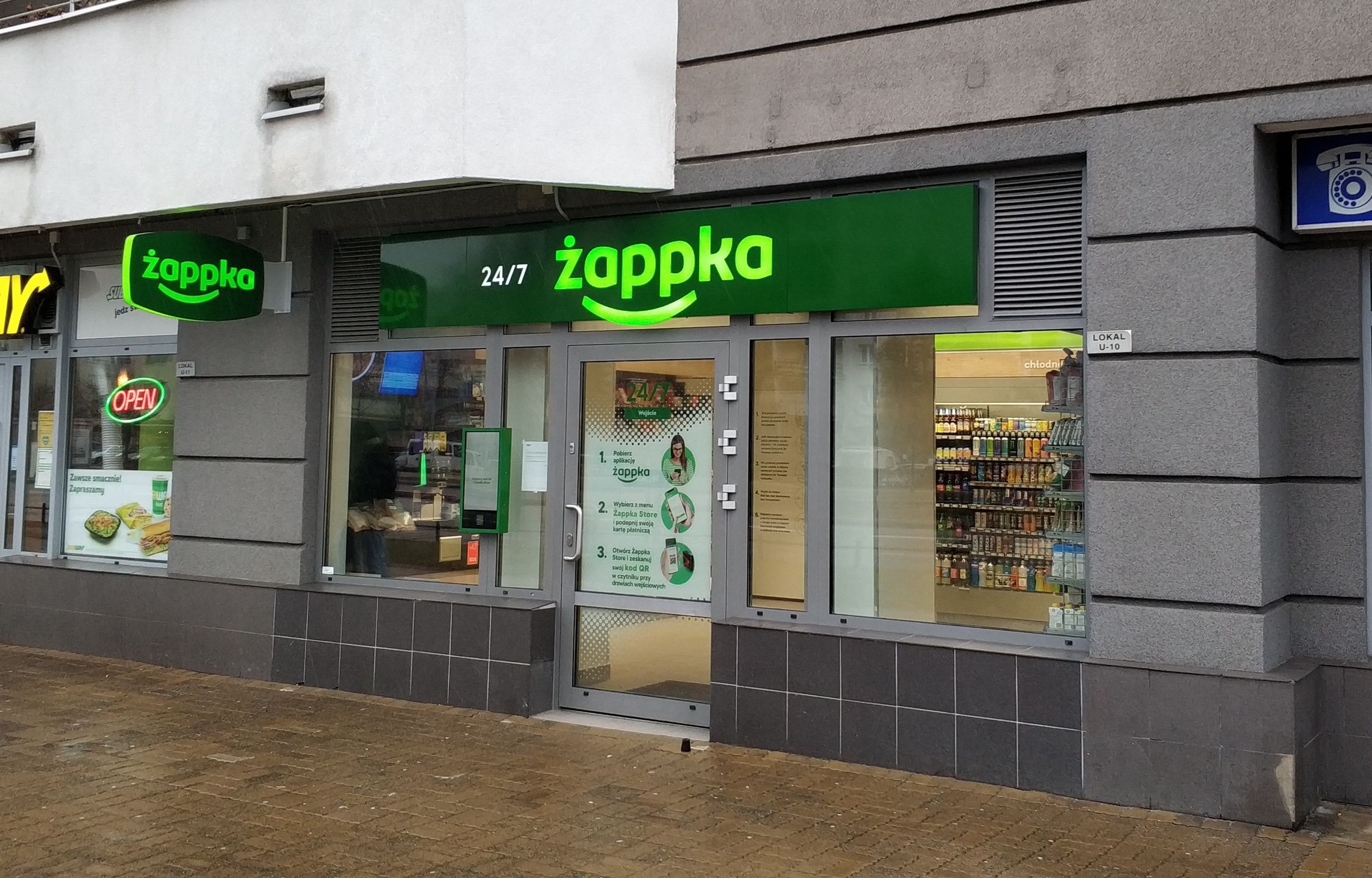 Na zdjęciu front sklepu Żabka Nano