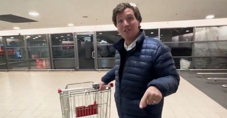 Tucker Carlson zachwyca się w Rosji wózkiem na monety. "Czyli jest za darmo, ale trzeba zwrócić"