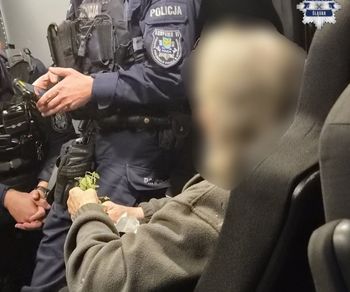 Była godz. 4:40 nad ranem. Policjanci dostrzegli wyczerpaną seniorkę