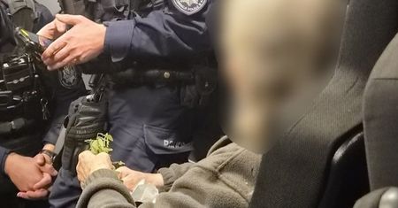 Była godz. 4:40 nad ranem. Policjanci dostrzegli wyczerpaną seniorkę