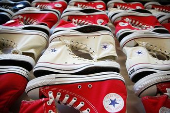 Obuwniczy gigant tnie etaty. "Pożegnanie z przyjaciółmi"