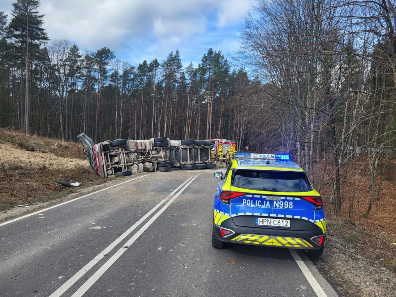 Wypadek na DW 212. Przewrócona ciężarówka blokuje drogę