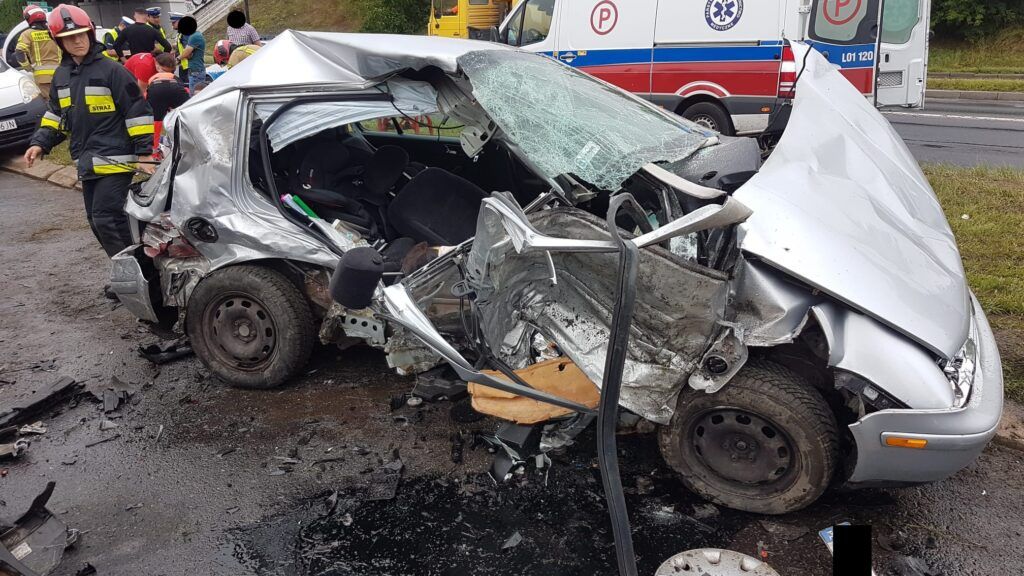 wrak volkswagena po wypadku z jeepem witosa lublin