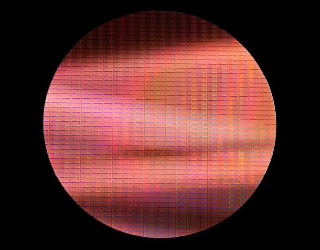 Intel - wafel krzemowy procesorów Broadwell wykonanych w 14 nm