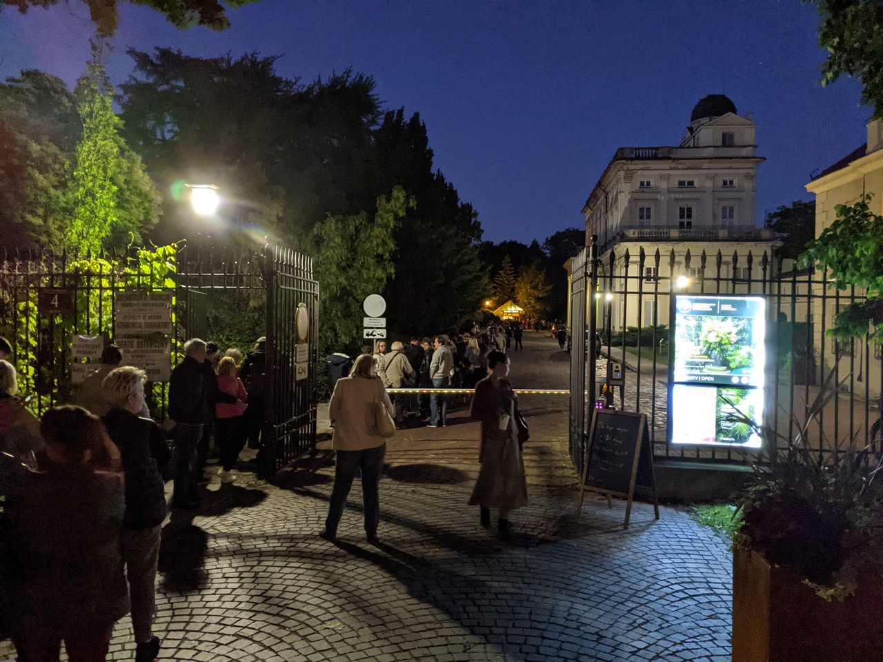 Warszawa. Niezwykła noc w Ogrodzie Botanicznym. Na spotkanie z wyjątkowym kwiatem, który zakwitł z niedzieli na poniedziałek, czekało wielu ciekawych