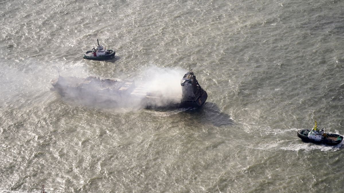 Na zdjęciu płonący kontenerowiec Solong