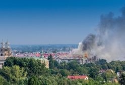 Pożar we Włochach. Wiele zastępów straży walczy z ogniem