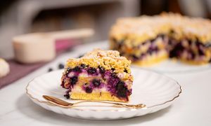 Sypany sernik jagodowy bez mąki pszennej. Zrób raz, a rodzina zakocha się w tym smaku