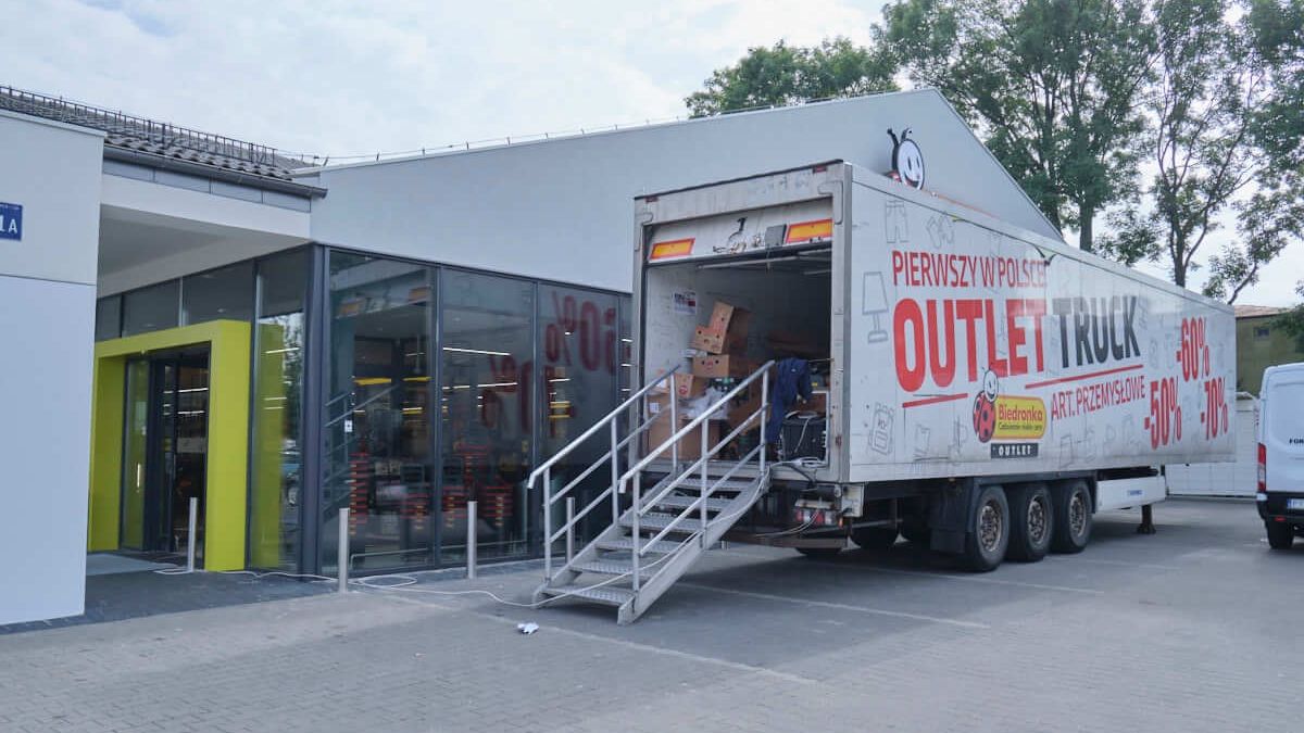 Mobilny outlet Biedronki pod sklepem Biedronka przy ul. Magnoliowej w Lublinie