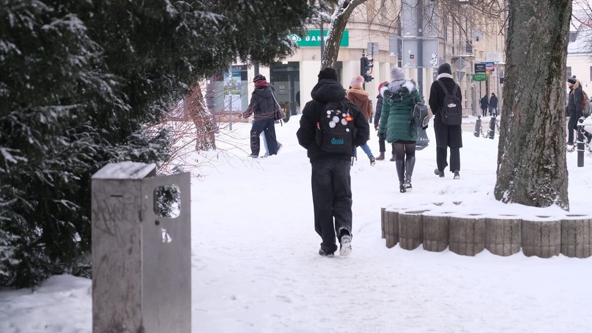 Śnieg na chodniku