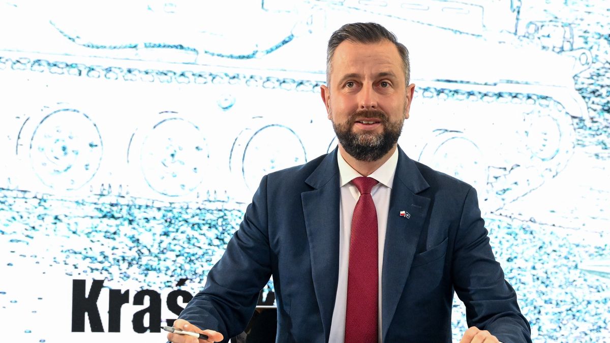 Kraśnik, 29.10.2025. Wicepremier, minister obrony narodowej Władysław Kosiniak-Kamysz podczas uroczystości wmurowania kamienia węgielnego wraz z podpisaniem aktu erekcyjnego pod budowę nowej fabryki korpusów amunicji artyleryjskiej 155 mm, 29 bm. w Kraśniku. (sko) PAP/Wojtek Jargiło