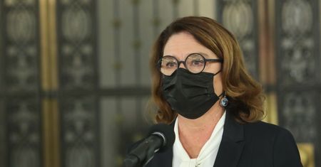 Asystent Kidawy-Błońskiej naciągał ludzi. "Czuję się oszukana"