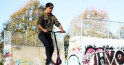 Wyczynowa jazda na hulajnodze. Nowy sport podbija skateparki