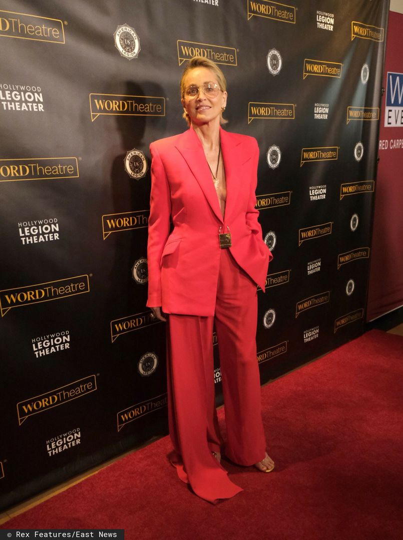 Sharon Stone w koralowym garniturze 