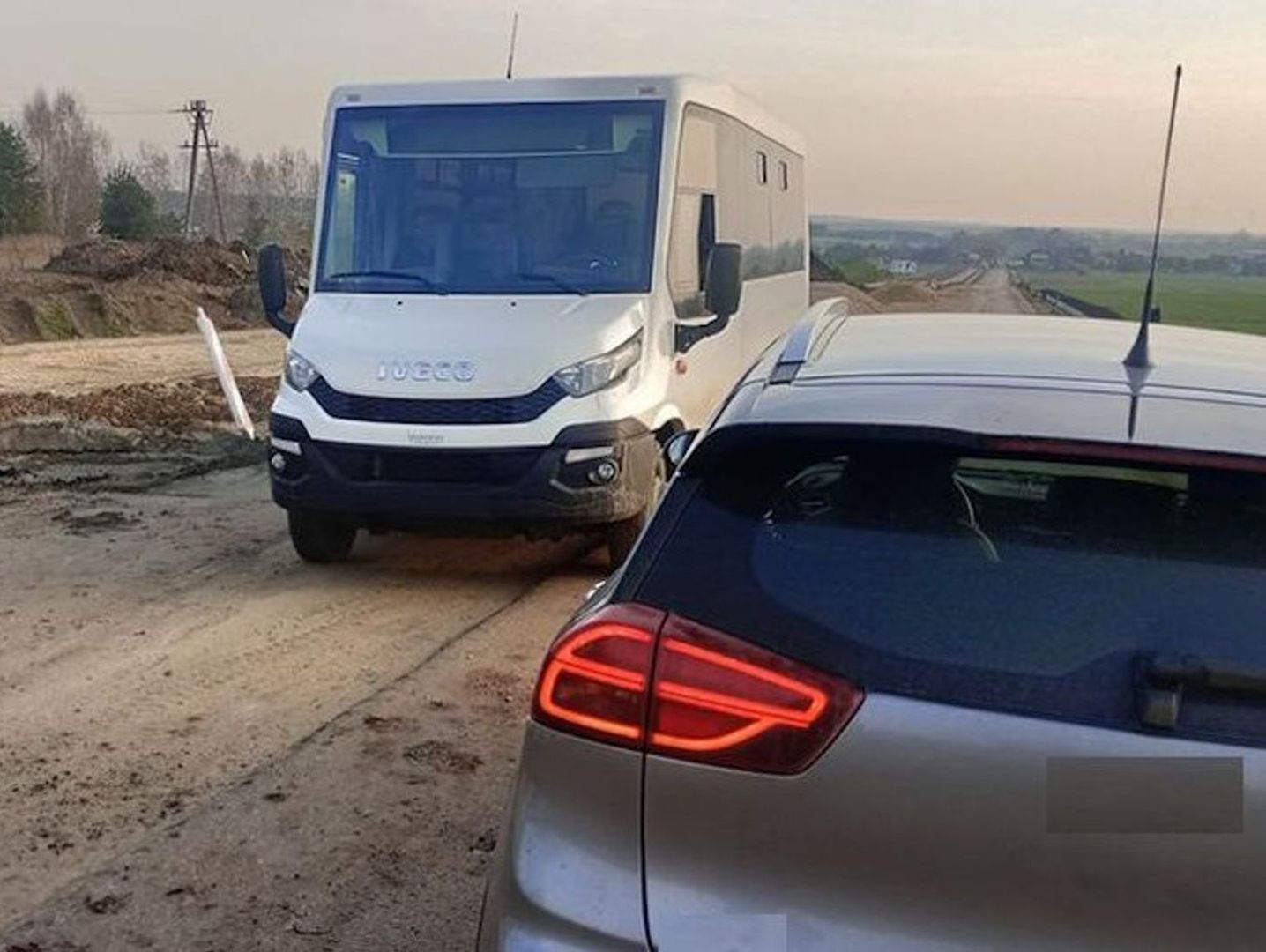 Kompletnie pijany kierowca autobusu wiózł grupę młodzieży. 40-latek wydmuchał blisko trzy promile